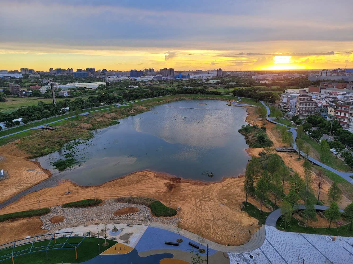 夕陽黃昏人工湖泊與城市建築