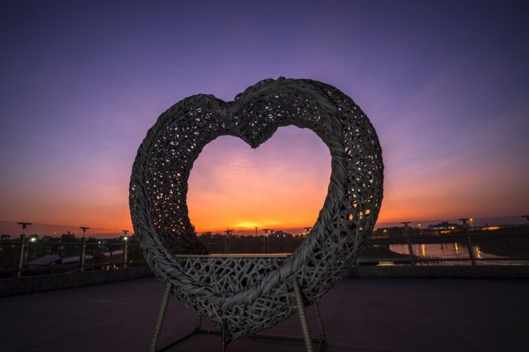 屏東潮州鐵道園區心形竹編裝置與夕陽晚霞景觀