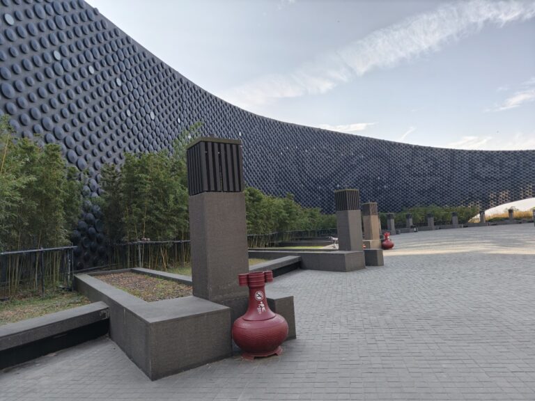 嘉義故宮南院建築外觀，弧形白色外牆與藍天相映