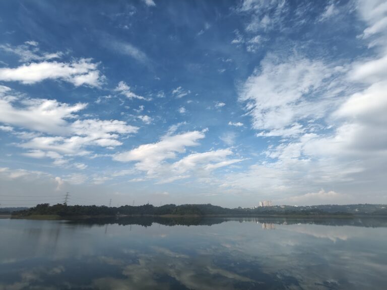 仁義潭水庫湖面如鏡完美倒映藍天白雲，嘉義番路一日遊必訪景點