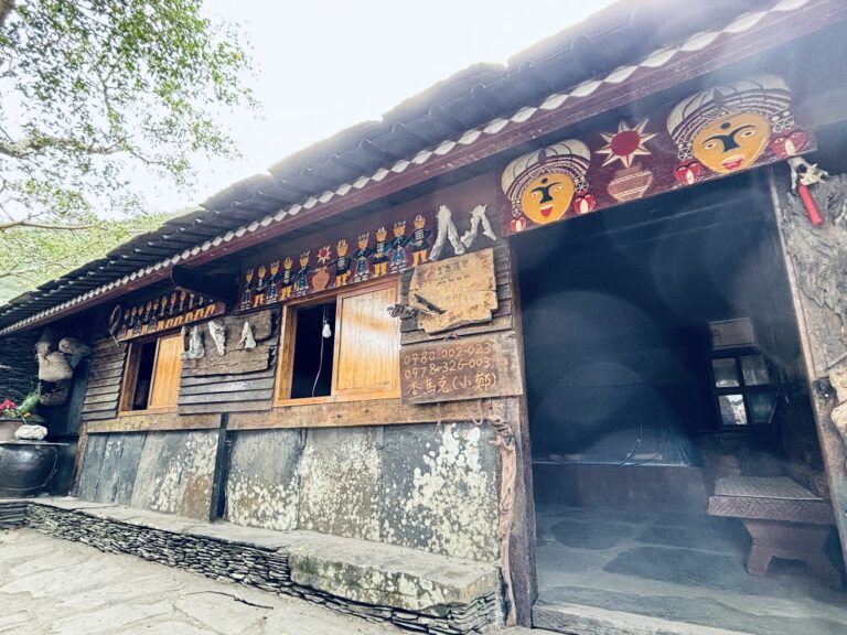 屏東春日鄉老七佳石板屋排灣族傳統建築,彩繪圖騰與木雕裝飾