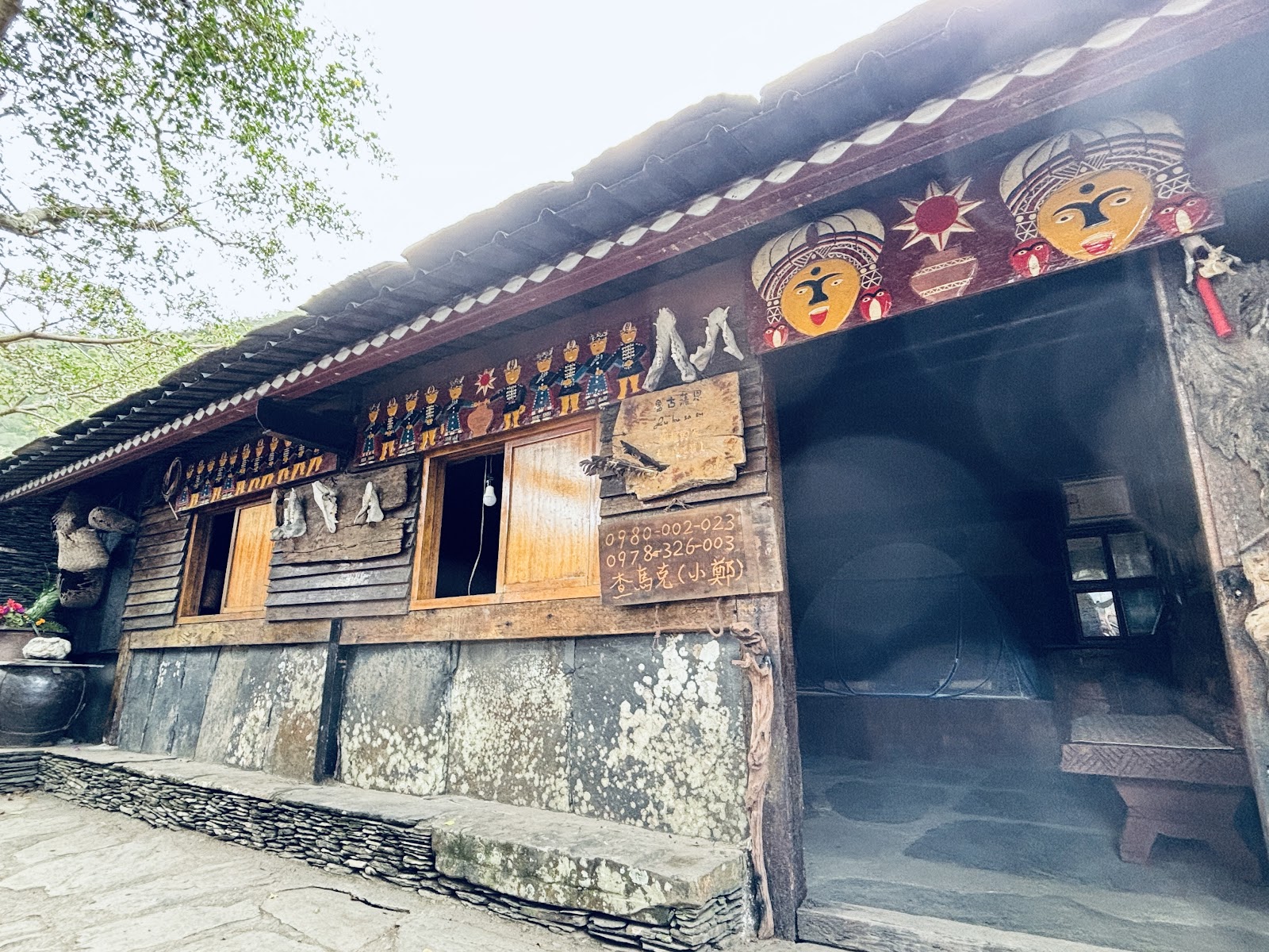 屏東春日鄉老七佳石板屋排灣族傳統建築，彩繪圖騰與木雕裝飾