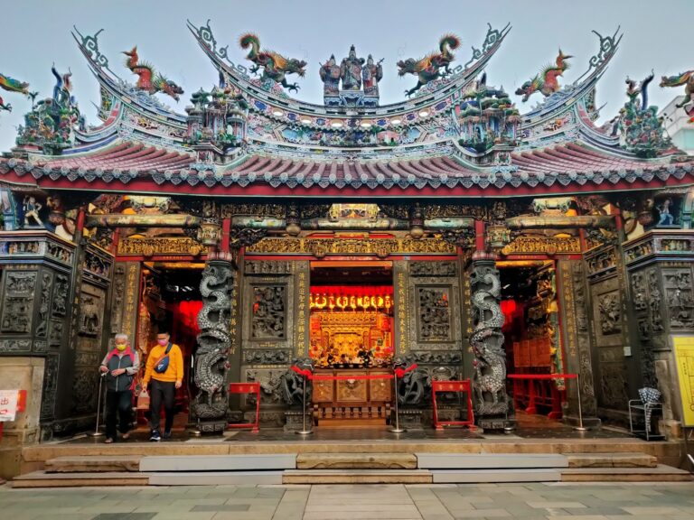 豐原慈濟宮正面外觀,屋頂龍雕彩繪精緻,廟東夜市就在廟宇旁
