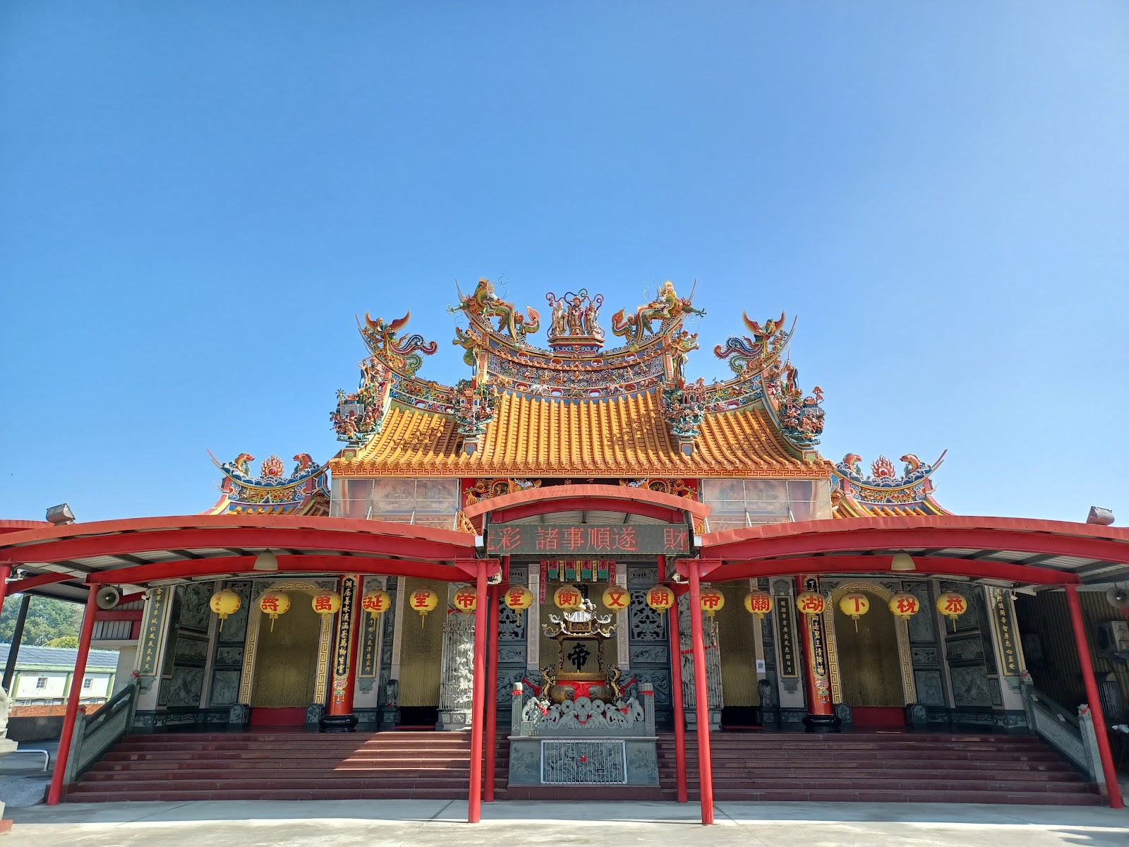 台南關廟山西宮廣角全景,三層廟宇在藍天白雲下莊嚴壯麗