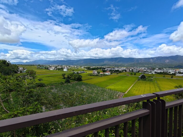 台東關山環鎮自行車道景色，縱谷田野一望無際