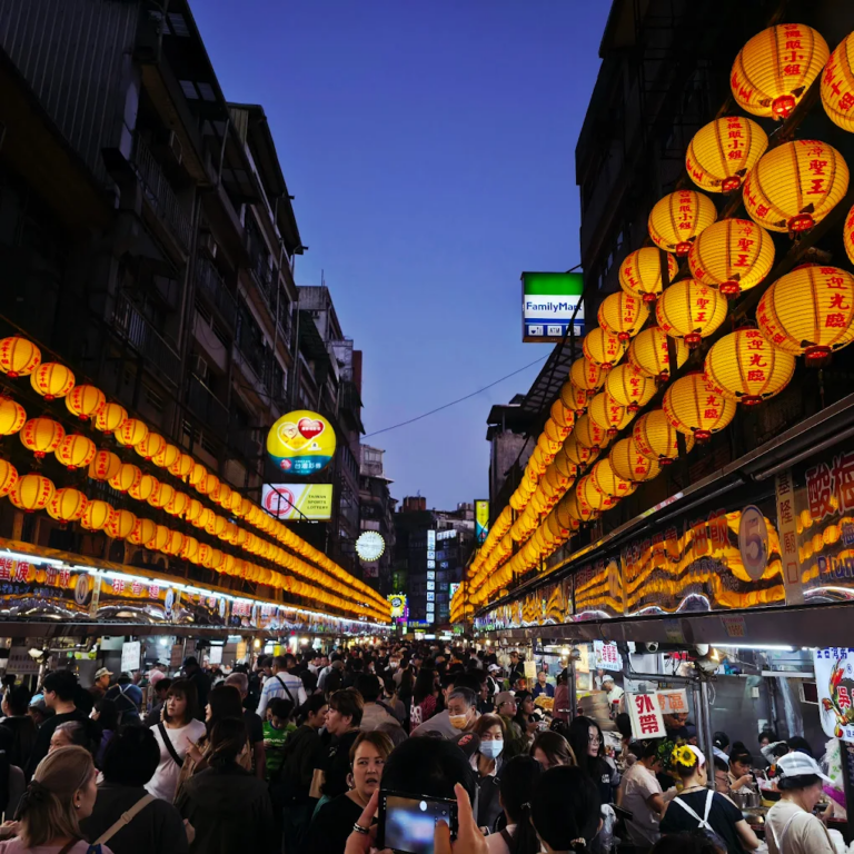 基隆廟口夜市美食推薦｜雨都夜晚最熱鬧的一條路，從鼎邊趖吃到泡泡冰