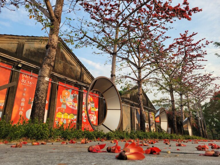 台南蕭壠文化園區戶外廣場,木棉花盛開,圓管建築與活動旗幟
