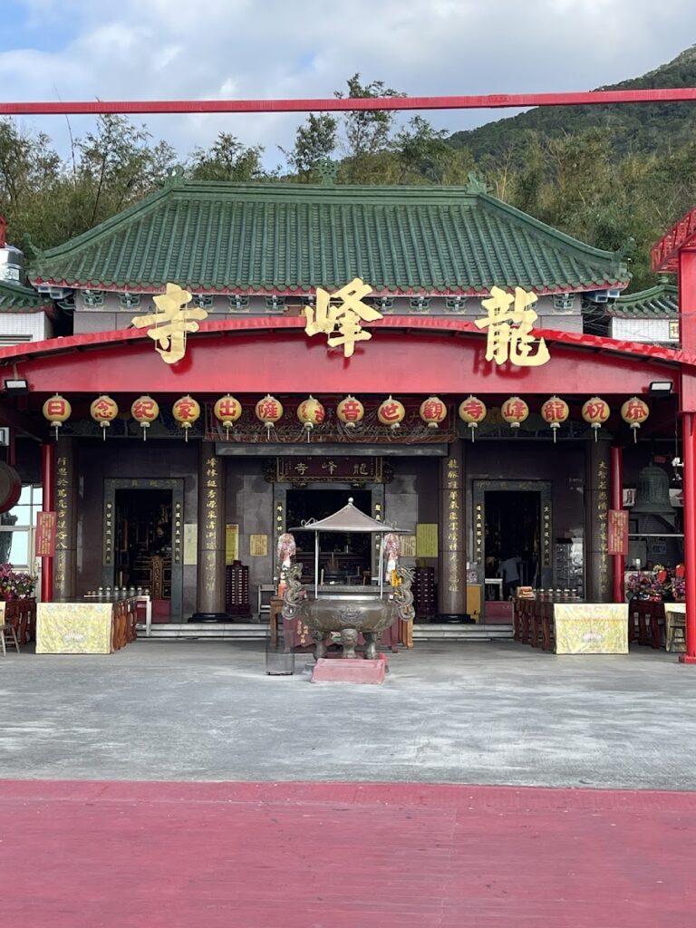 楓港紫竹林龍峰寺正面，朱紅廟宇，金色龍峰寺題字，屏東獅子鄉一日遊必訪景點