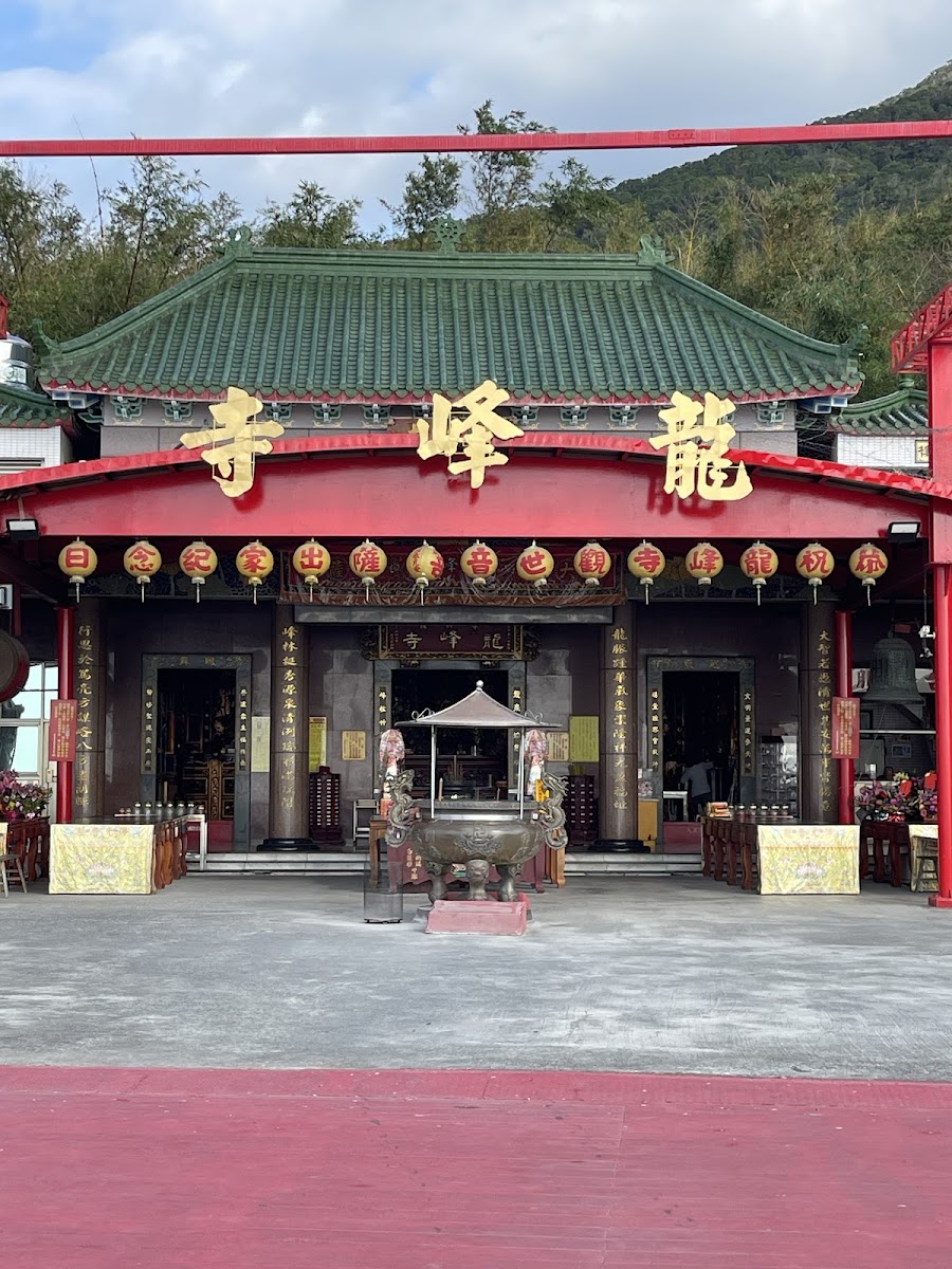 楓港紫竹林龍峰寺正面，朱紅廟宇，金色龍峰寺題字，屏東獅子鄉一日遊必訪景點
