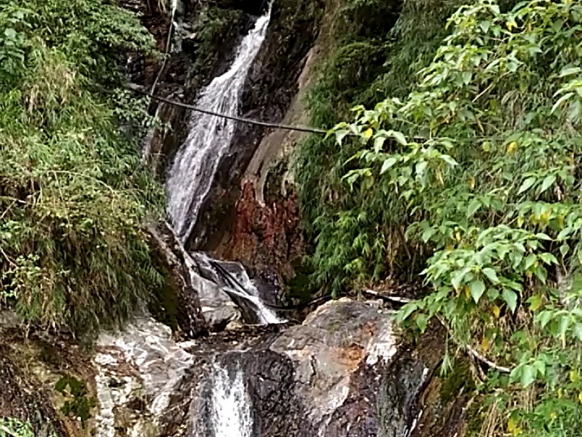 廬山溫泉附近山澗兩段式瀑布，南投仁愛鄉秘境瀑布