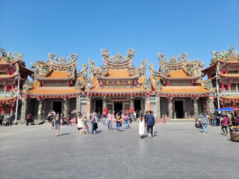 馬鳴山鎮安宮五年千歲祖廟外觀，藍天映托下宏偉廟宇全景，雲林免費景點