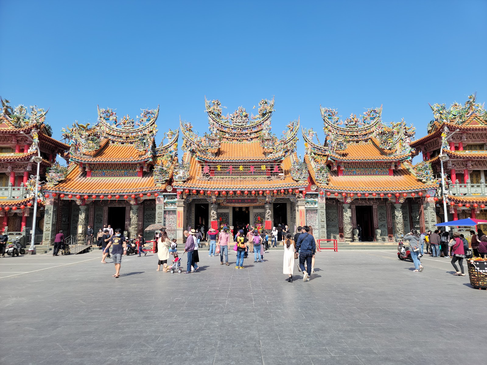 馬鳴山鎮安宮五年千歲祖廟外觀,藍天映托下宏偉廟宇全景,雲林免費景點