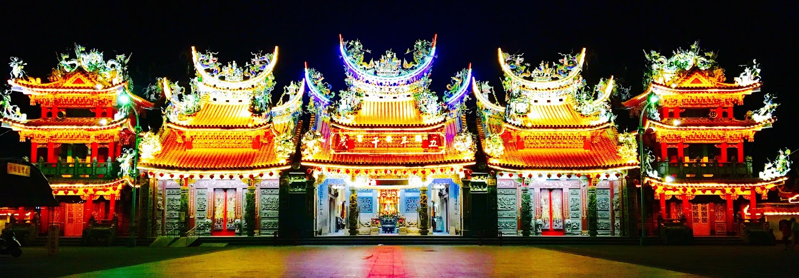 馬鳴山鎮安宮夜景全景,橘金燈光倒映水面如夢似幻