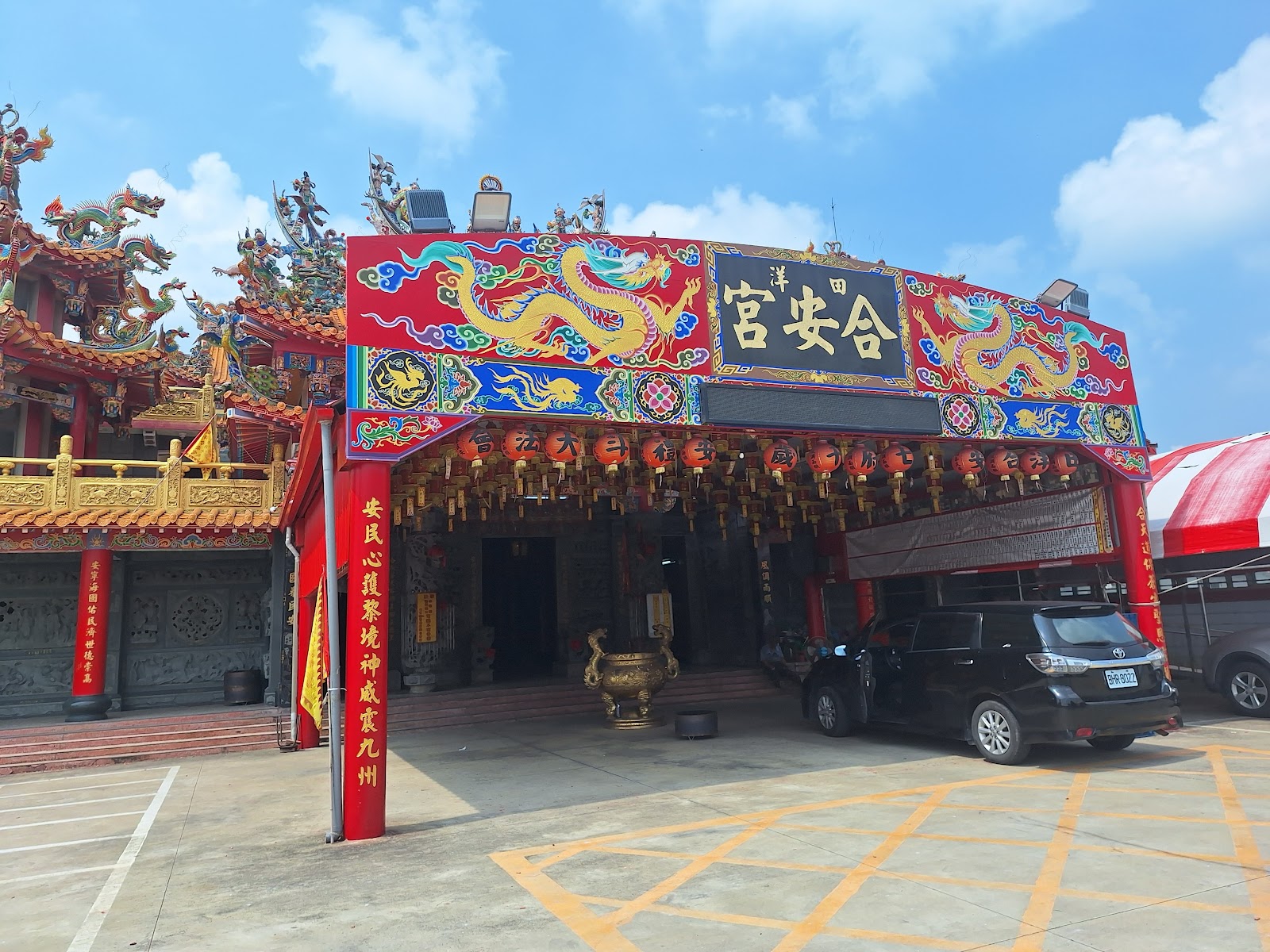 馬鳴山鎮安宮周邊綠樹環繞的廟宇園區景色