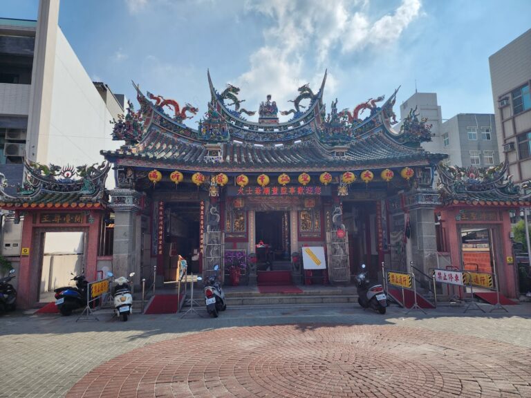 民雄大士爺廟正面外觀，彩繪龍型屋脊，嘉義民雄景點