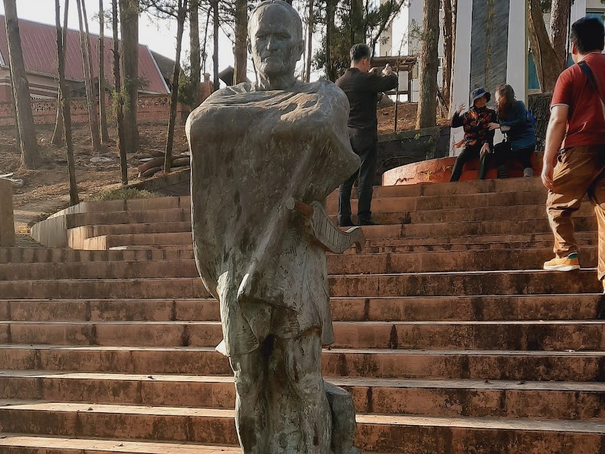 莫那魯道紀念公園頭目站姿銅像，手持長槍，霧社南投
