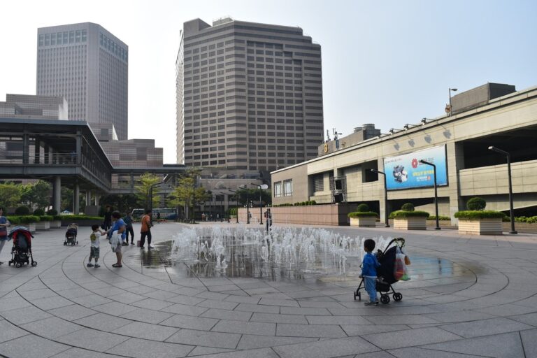 台北水舞嘉年華懶人包 2 大水舞景點一次看懂,白天親子放電、夜晚燈光秀拍照攻略