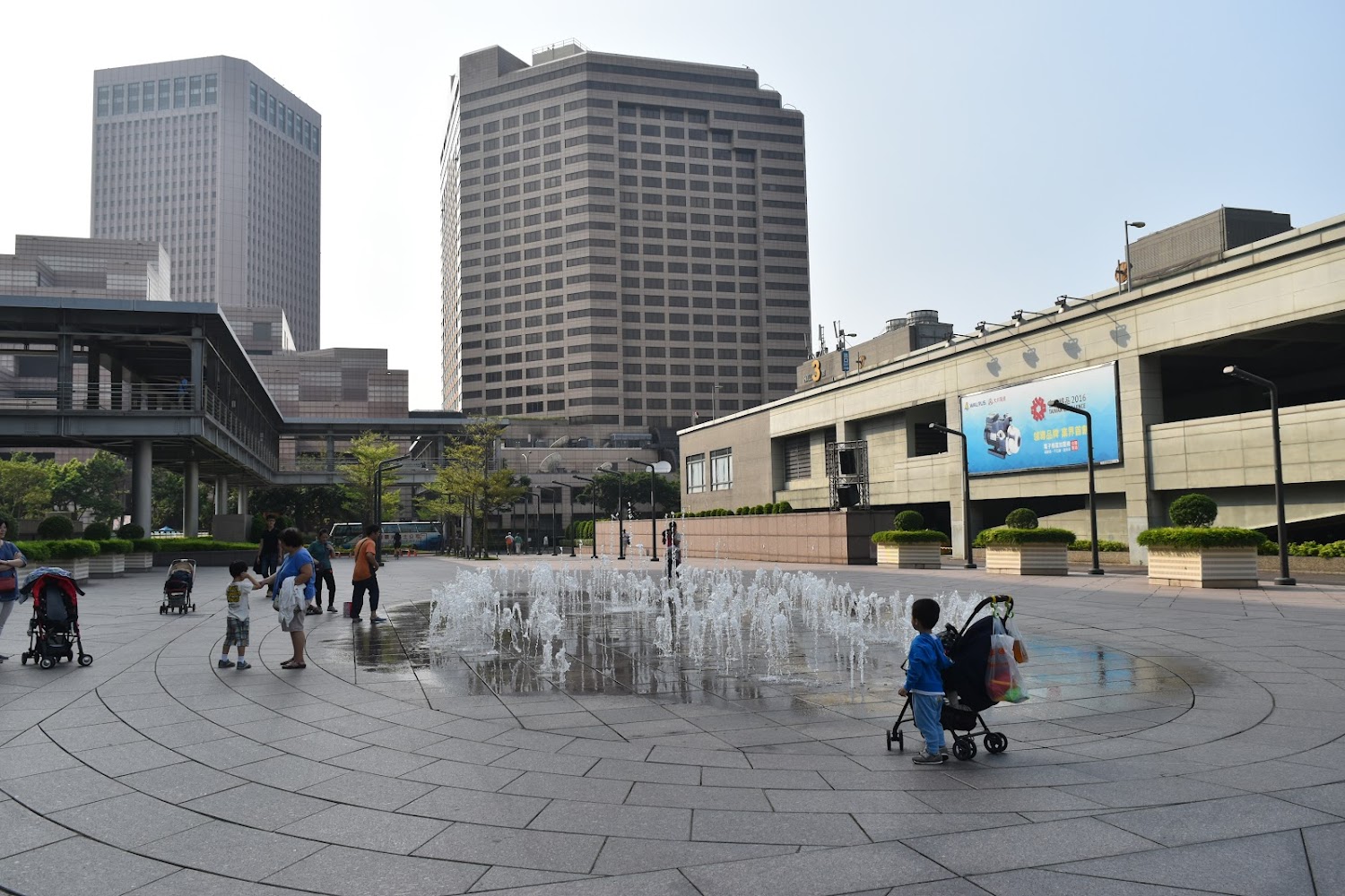 台北水舞嘉年華懶人包 2 大水舞景點一次看懂，白天親子放電、夜晚燈光秀拍照攻略