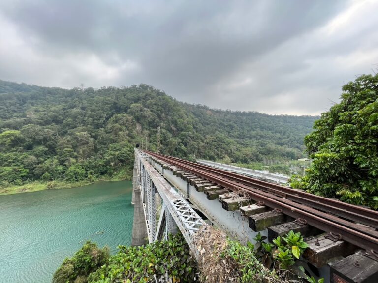 內社川橋深度旅行攻略｜舊山線秘境鐵橋、燈光隧道與鐵道自行車終點站一次看