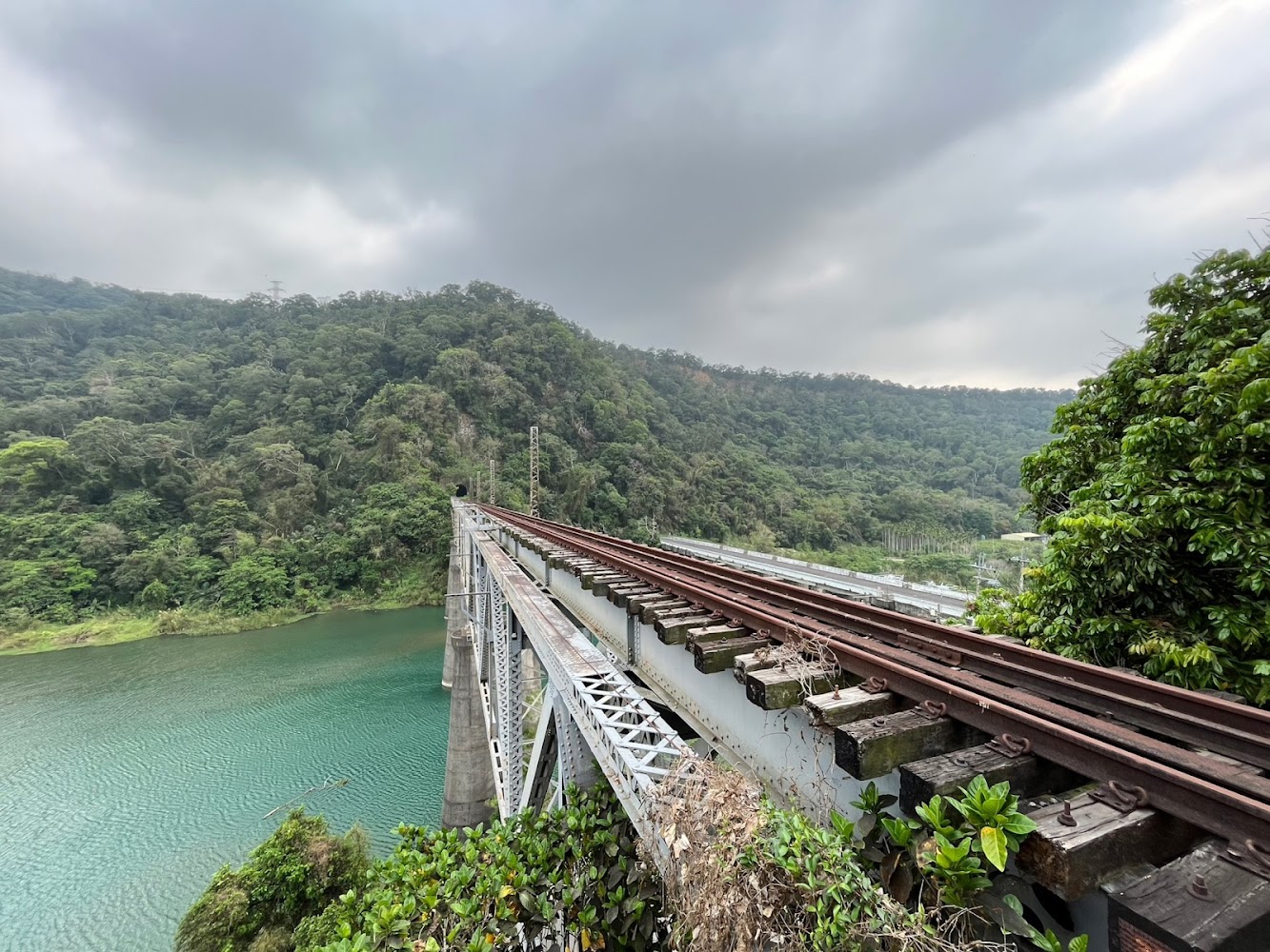 內社川橋深度旅行攻略｜舊山線秘境鐵橋、燈光隧道與鐵道自行車終點站一次看
