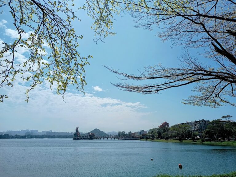 蓮池潭深度旅行攻略:龍虎塔、春秋閣、夜景與環湖散步一次看