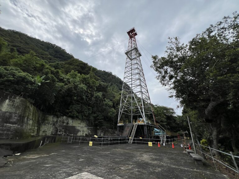 出磺坑採油井架矗立在峽谷,苗栗公館出磺坑景點