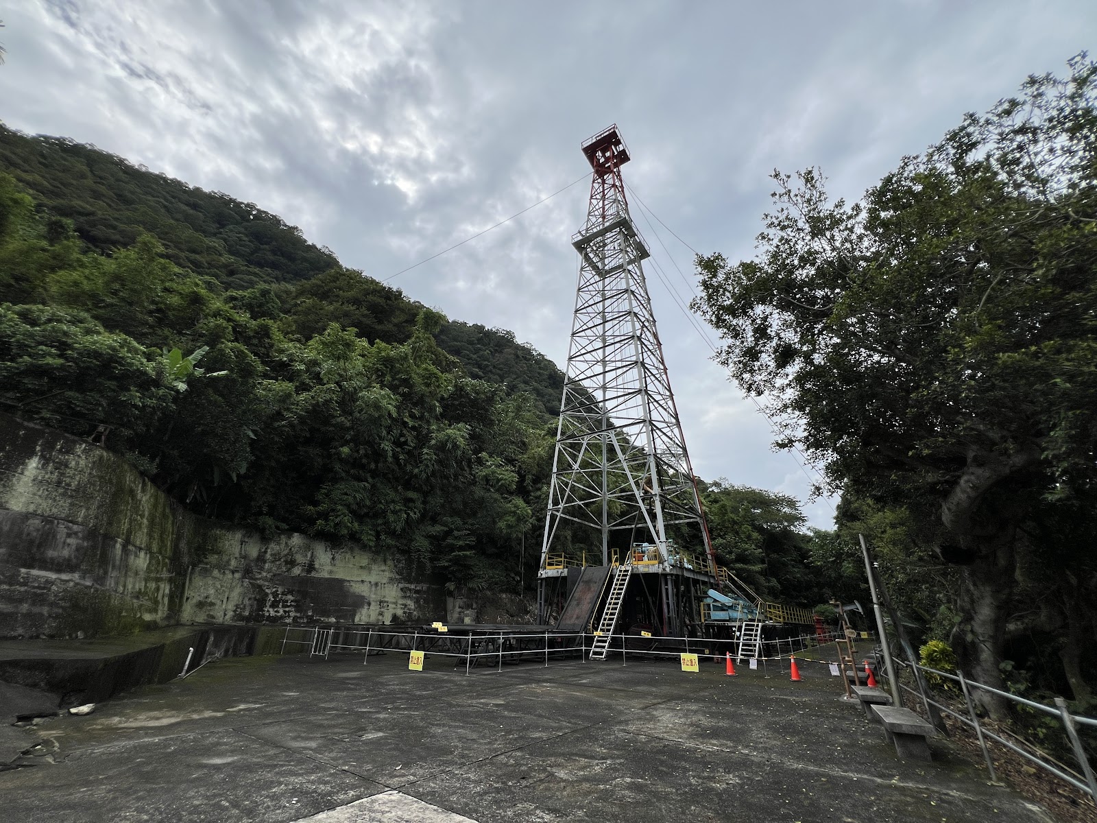 出磺坑採油井架矗立在峽谷，苗栗公館出磺坑景點