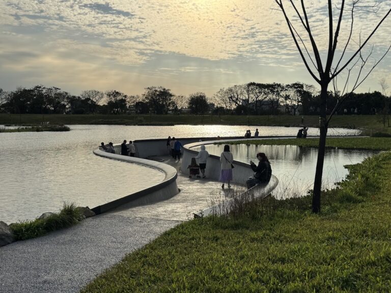 華興池公園深度開箱|桃園大園最美埤塘散步地圖,飛機景觀、親子遊具與湖畔咖啡一次收