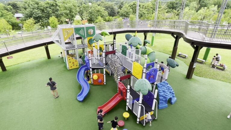 名間親子生態園區深度開箱|南投親子放電公園、彩虹溜滑梯與草地散步一次看