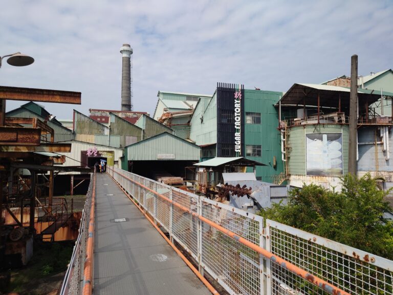 橋頭糖廠高架步道，橘色欄杆，SUGAR FACTORY招牌，老煙囪工業景觀，高雄橋頭一日遊