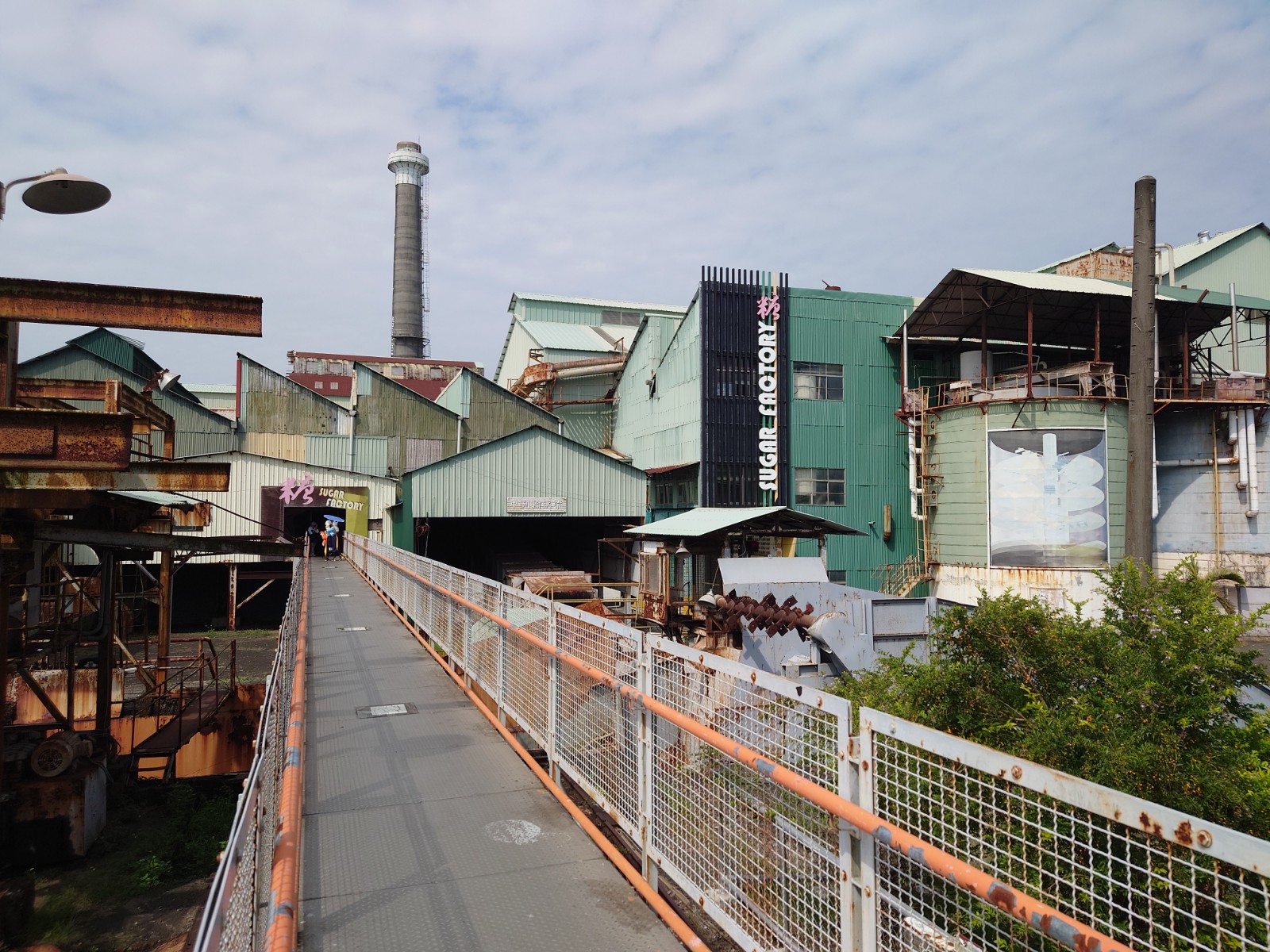 橋頭糖廠高架步道，橘色欄杆，SUGAR FACTORY招牌，老煙囪工業景觀，高雄橋頭一日遊