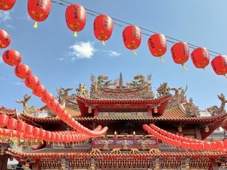 清水紫雲巖廟頂剪黏裝飾近拍，龍鳳花卉精緻繁複，傳統廟宇藝術之美