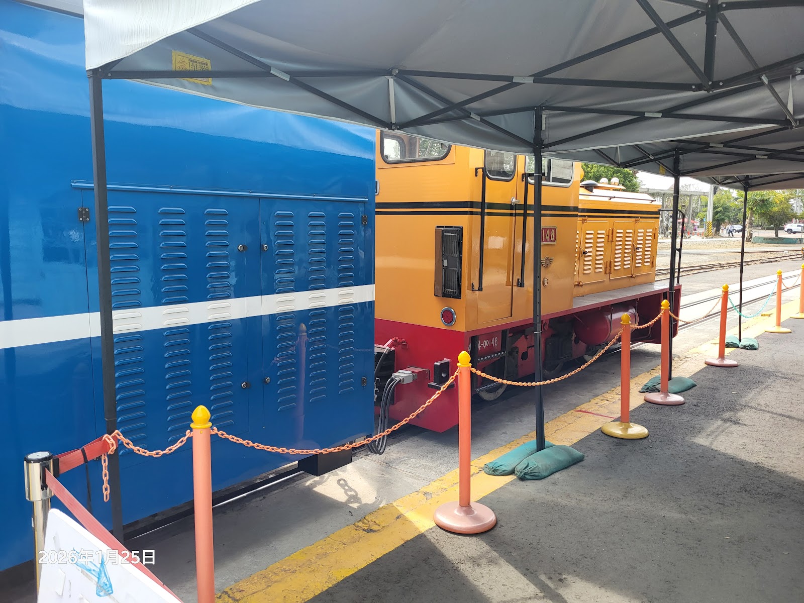 嘉義蒜頭糖廠藍橘配色五分車頭近拍工業美感展示