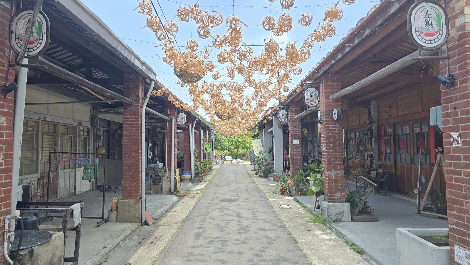 左鎮老街 金色藤編球裝置藝術 紅磚老厝 台南左鎮一日遊