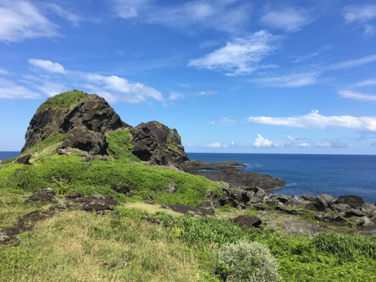 台東成功鎮三仙台島嶼景色，礁岩藍海藍天