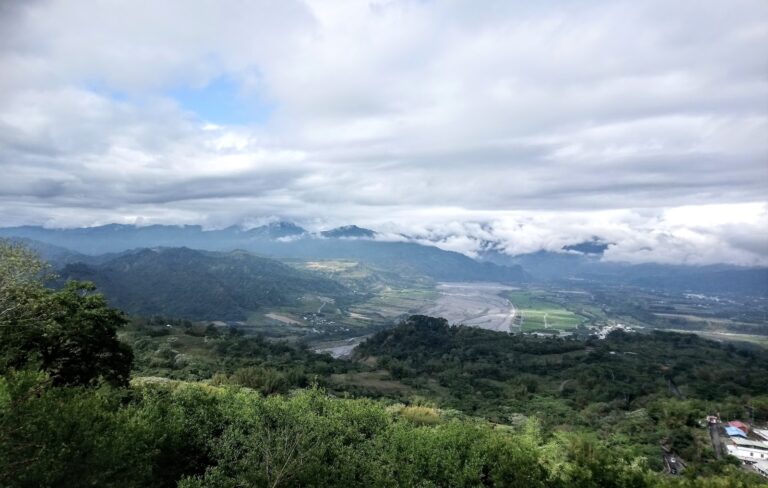 台東延平鄉山谷俯瞰全景,層層山脈雲霧繚繞