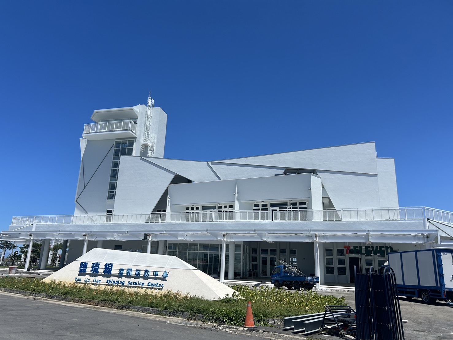 TAIWAN Hi 新園海洋航運園區 純白幾何建築外觀 屏東新園一日遊