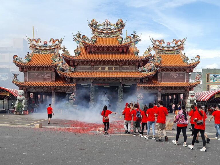 台西五條港安西府廟宇正面慶典人群鞭炮煙霧雲林一日遊