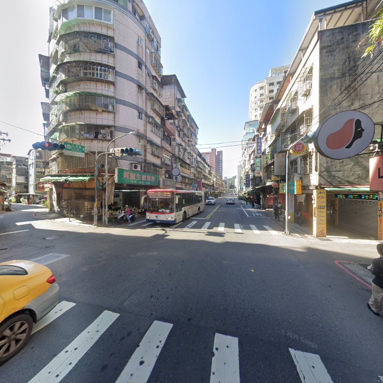 萬順寮街口街景與公車計程車行人