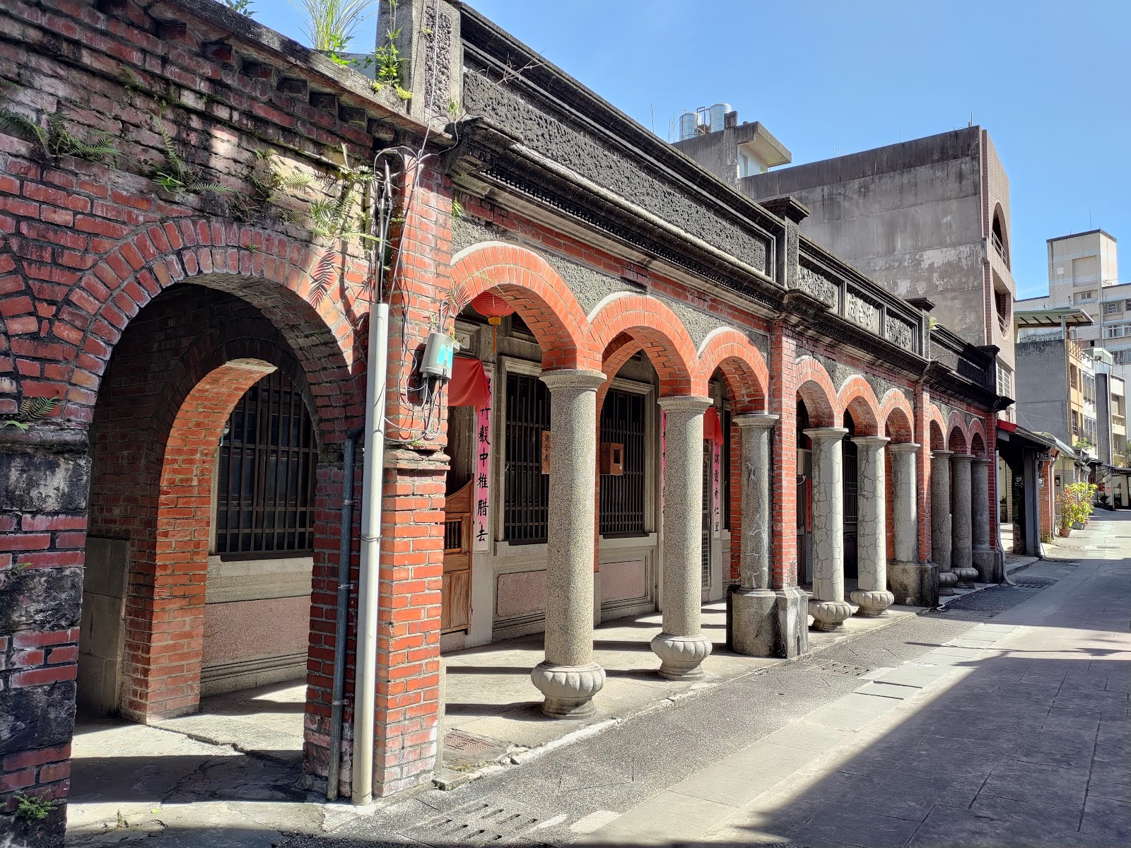 頭城老街紅磚拱廊，百年騎樓建築，宜蘭頭城一日遊景點