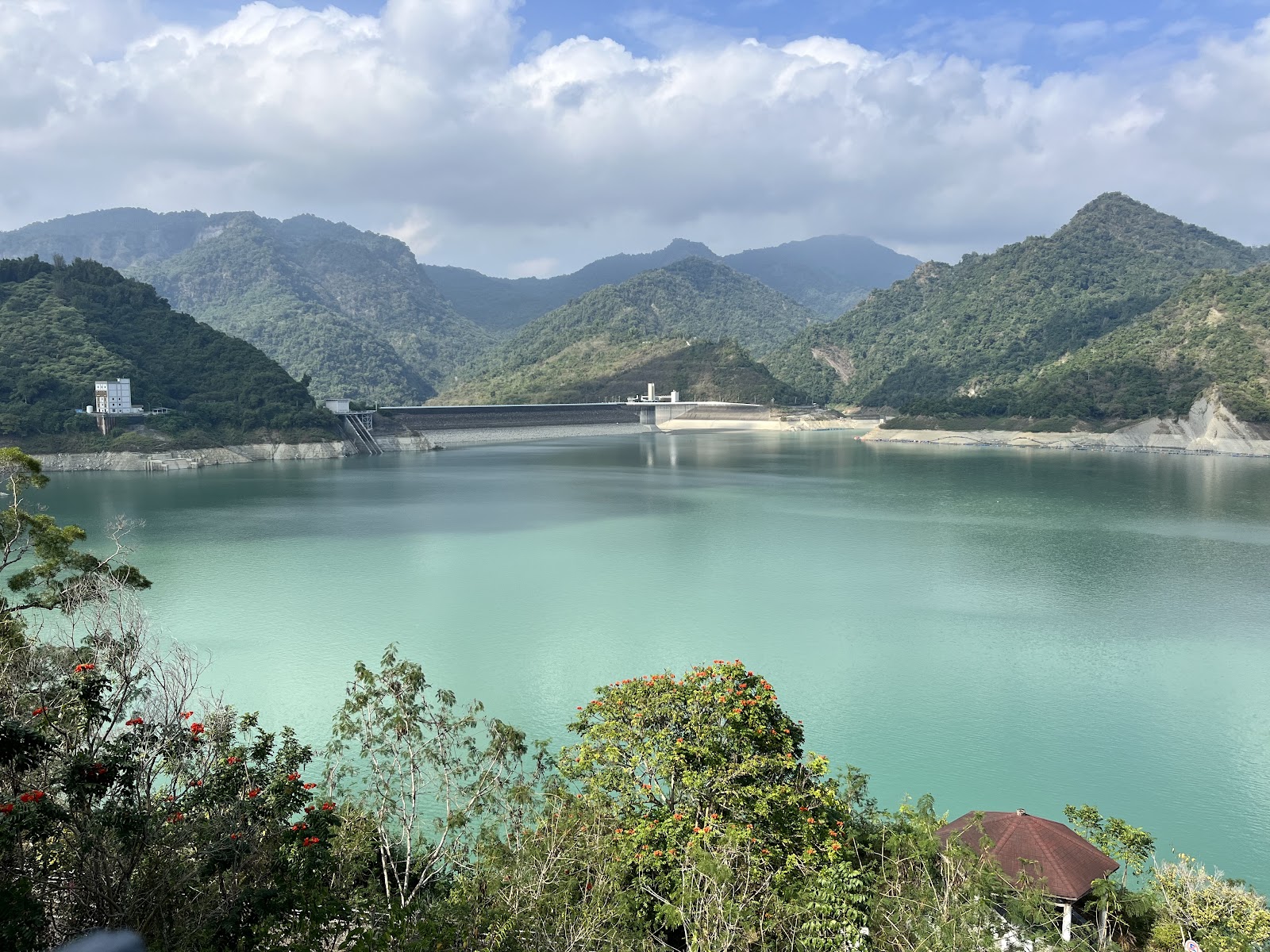 曾文水庫觀景臺飛簷建築特寫，背景翠綠山色與水庫碧波，嘉義大埔一日遊景點