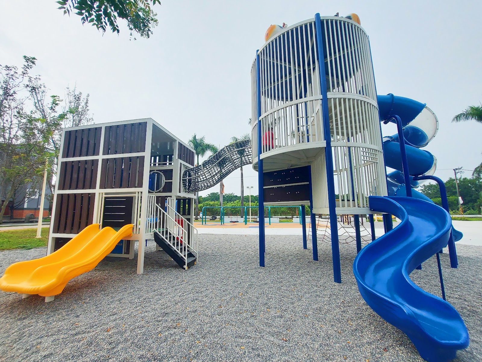萬丹公園遊樂設施黃色滑梯藍色螺旋滑梯攀爬架屏東親子景點