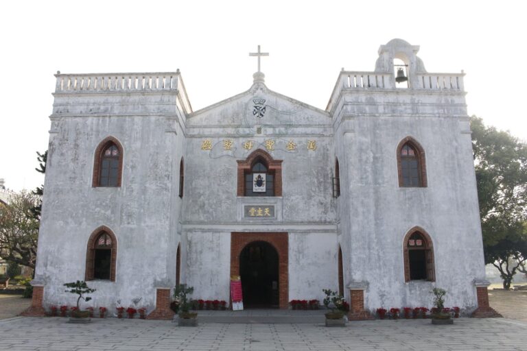 萬金聖母聖殿正面外觀，白色巴洛克式教堂建築，屏東萬巒必訪景點
