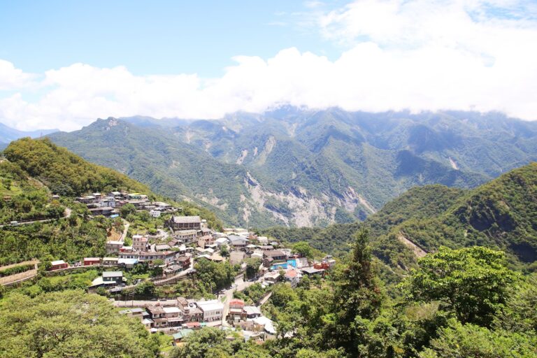 霧台部落鳥瞰全景,石板屋頂與翠綠山巒相互輝映,屏東霧台鄉一日遊