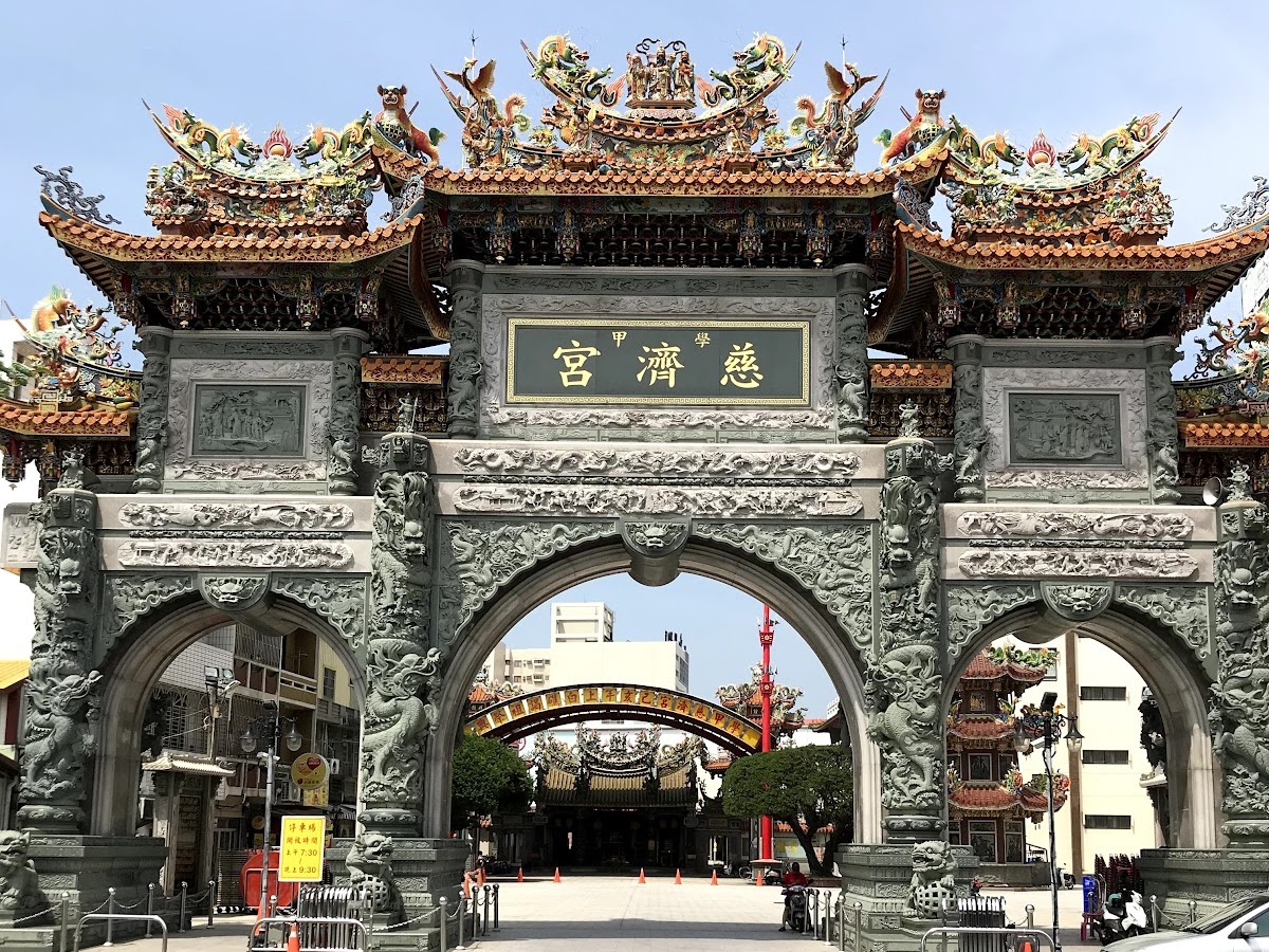 台南學甲慈濟宮大牌坊正面，石雕精緻背景藍天