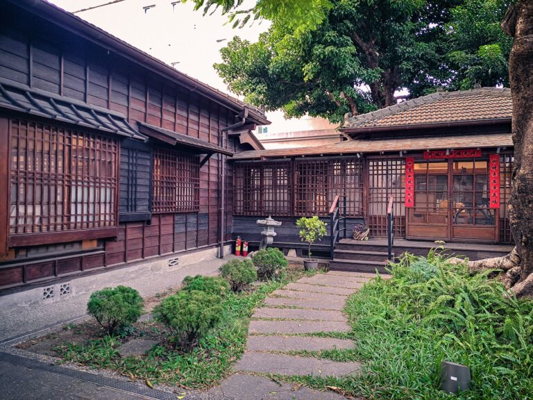 雲林布袋戲館庭院外觀，日式木造建築石燈籠圓形盆景