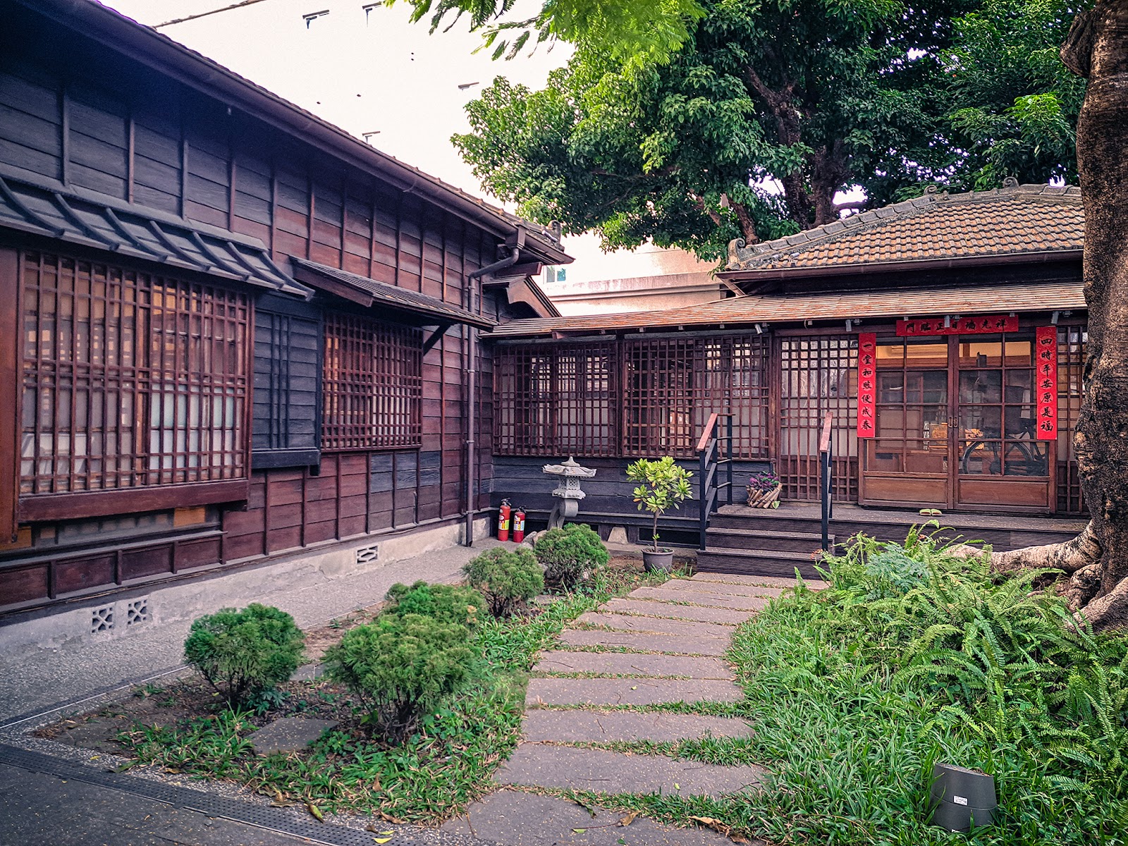 雲林布袋戲館庭院外觀，日式木造建築石燈籠圓形盆景