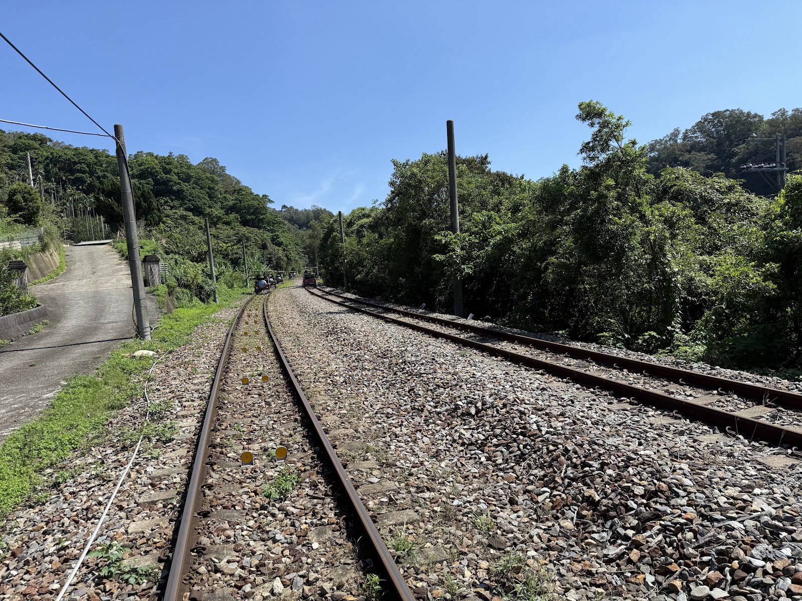 舊山線鐵道雙軌延伸視角,藍天山林,鐵道自行車即將出發
