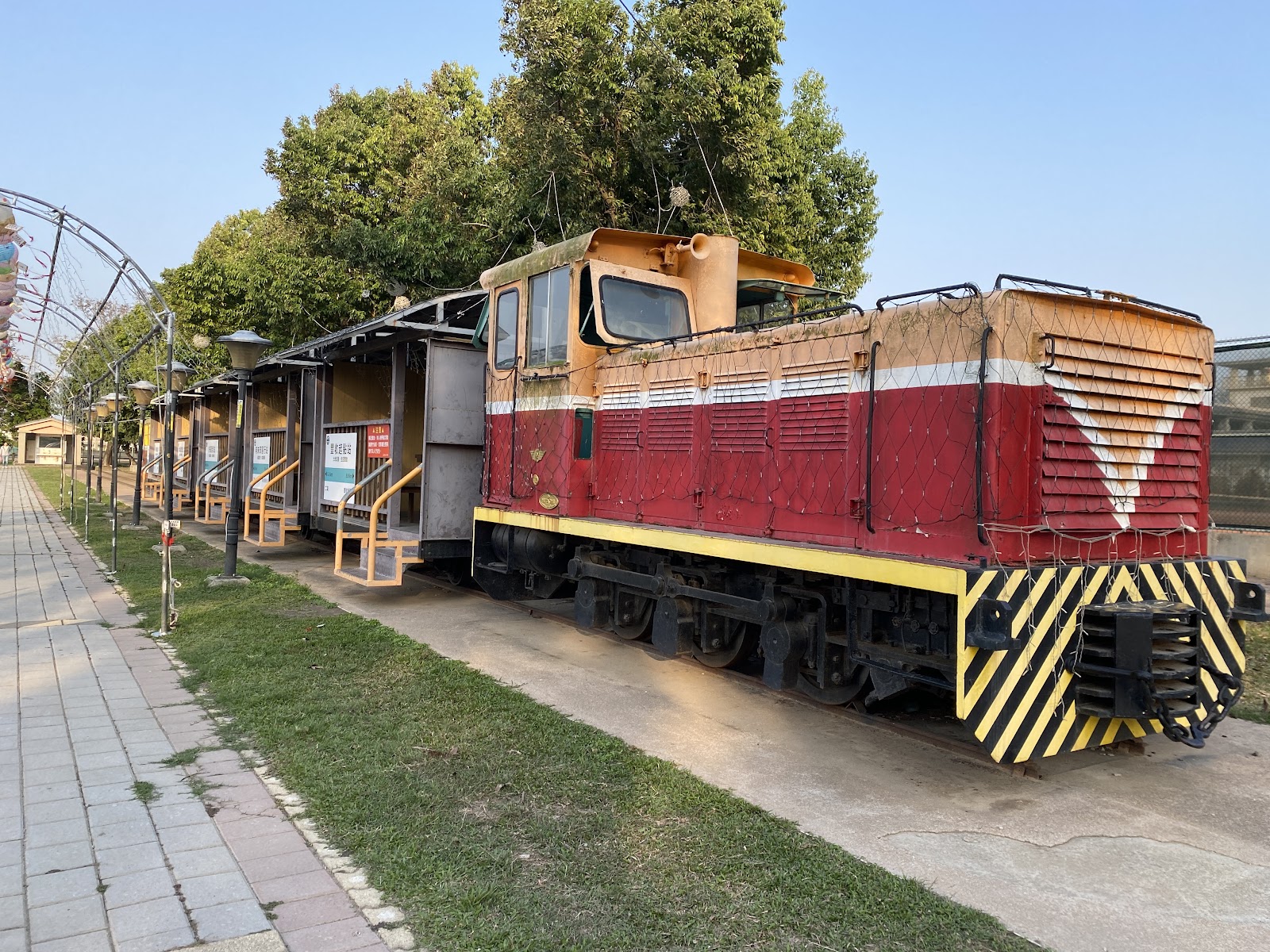 二崙運動公園退役火車車廂展示，親子拍照打卡點