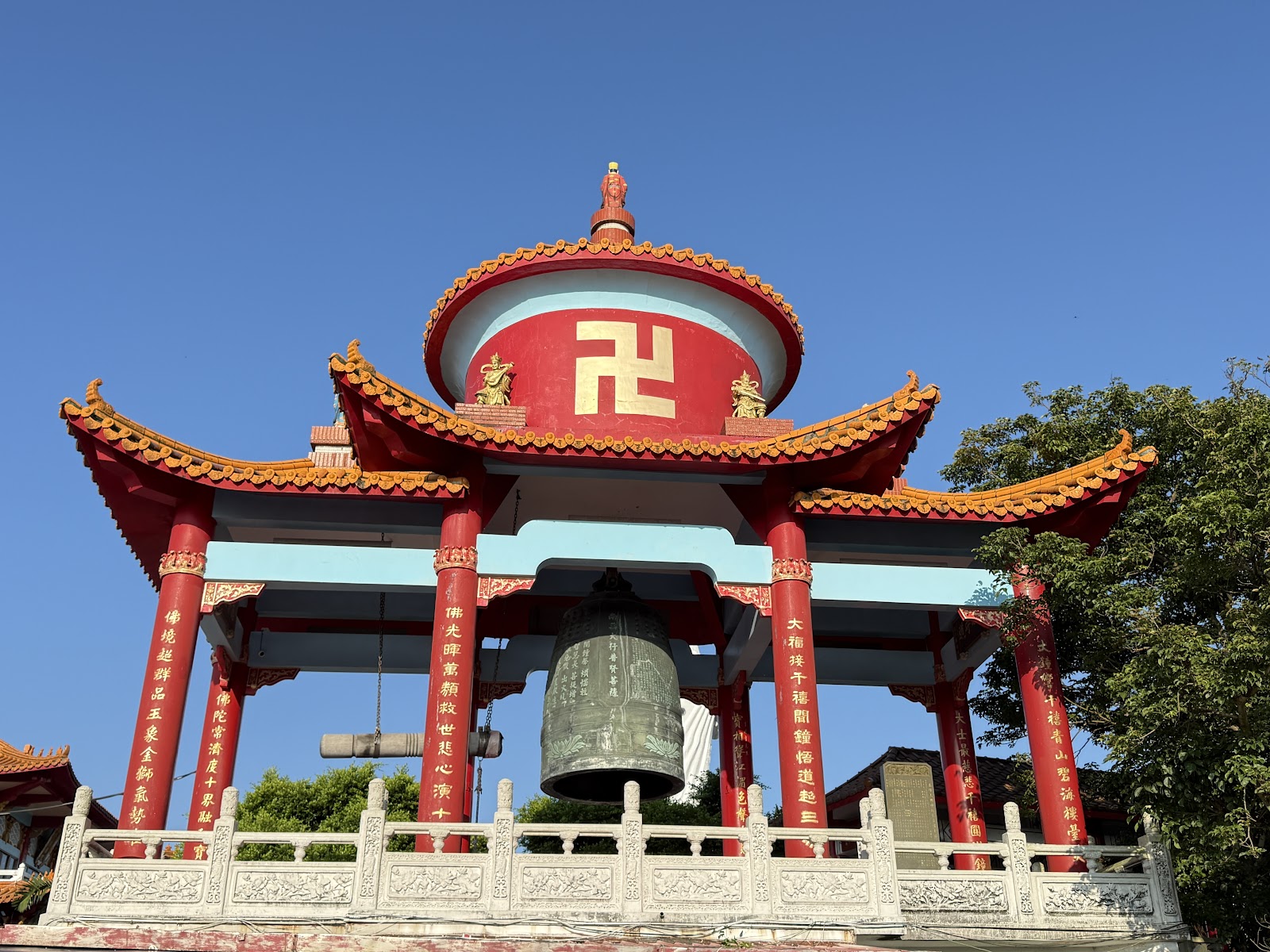 基隆大佛禪院紅色鐘亭與卍字圖騰特寫